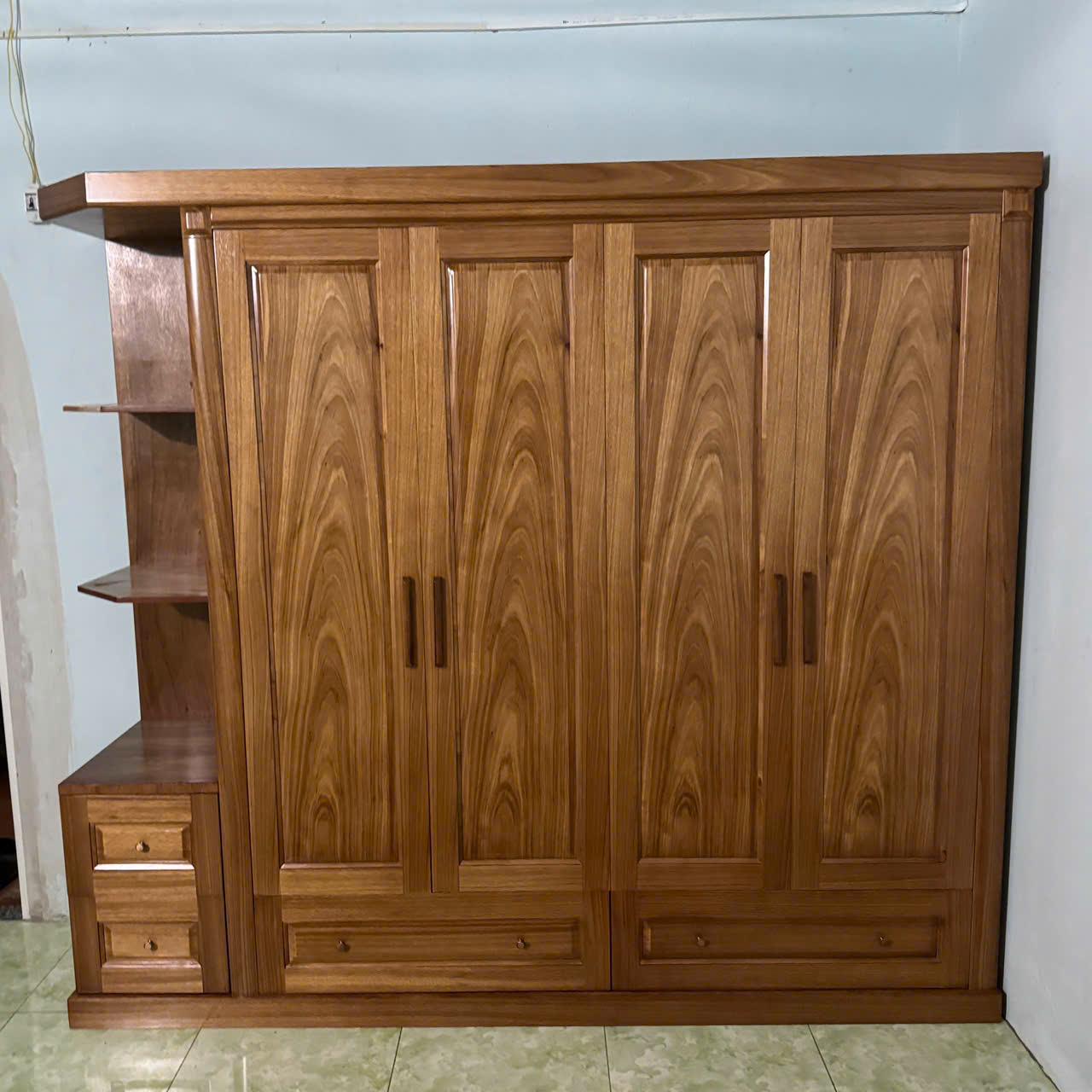 Tủ Quần Áo Hương Xám 4 Cánh Kệ Trang Trí Vế Trái