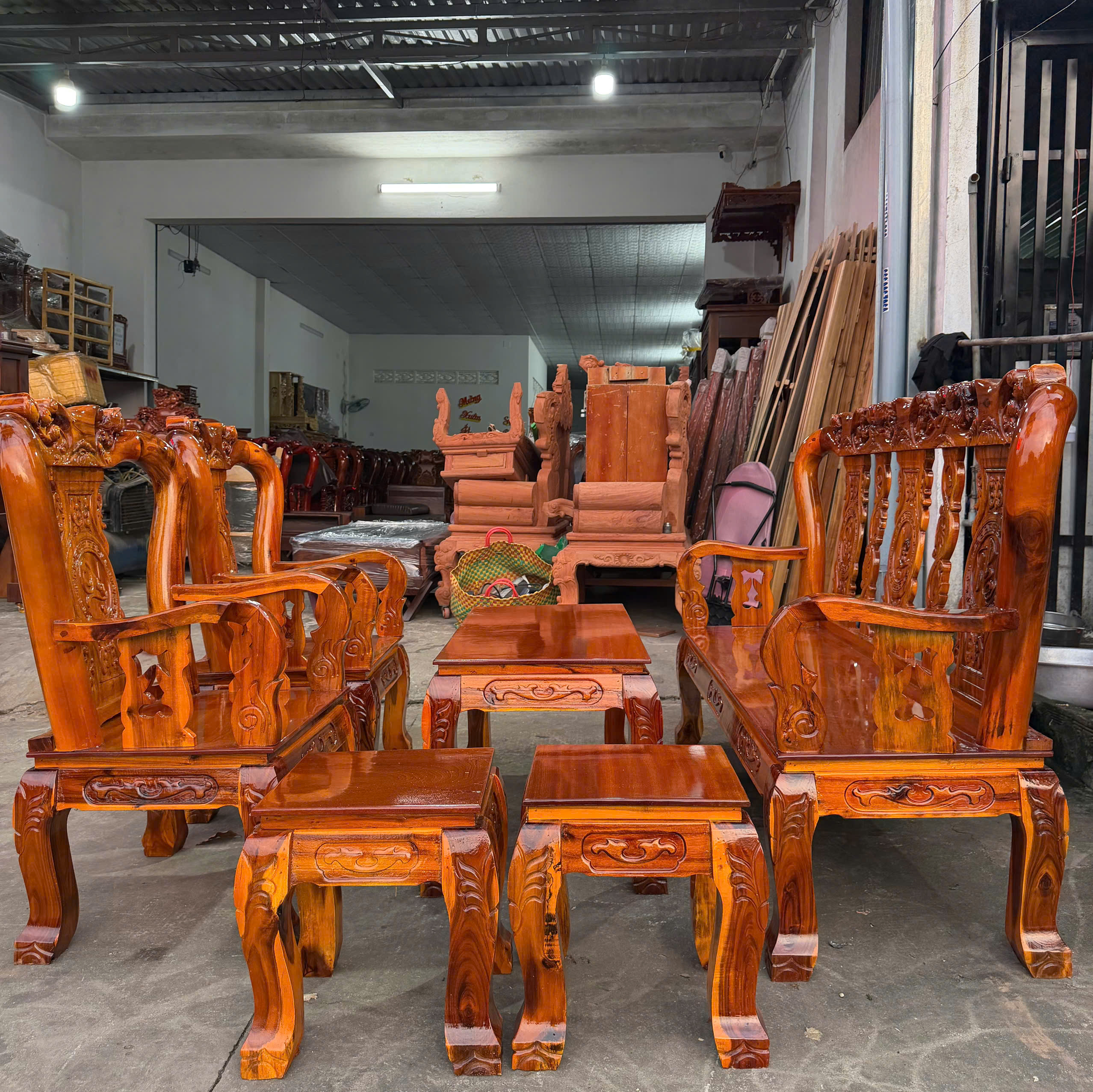 Salon gỗ tràm bông vàng cột 8