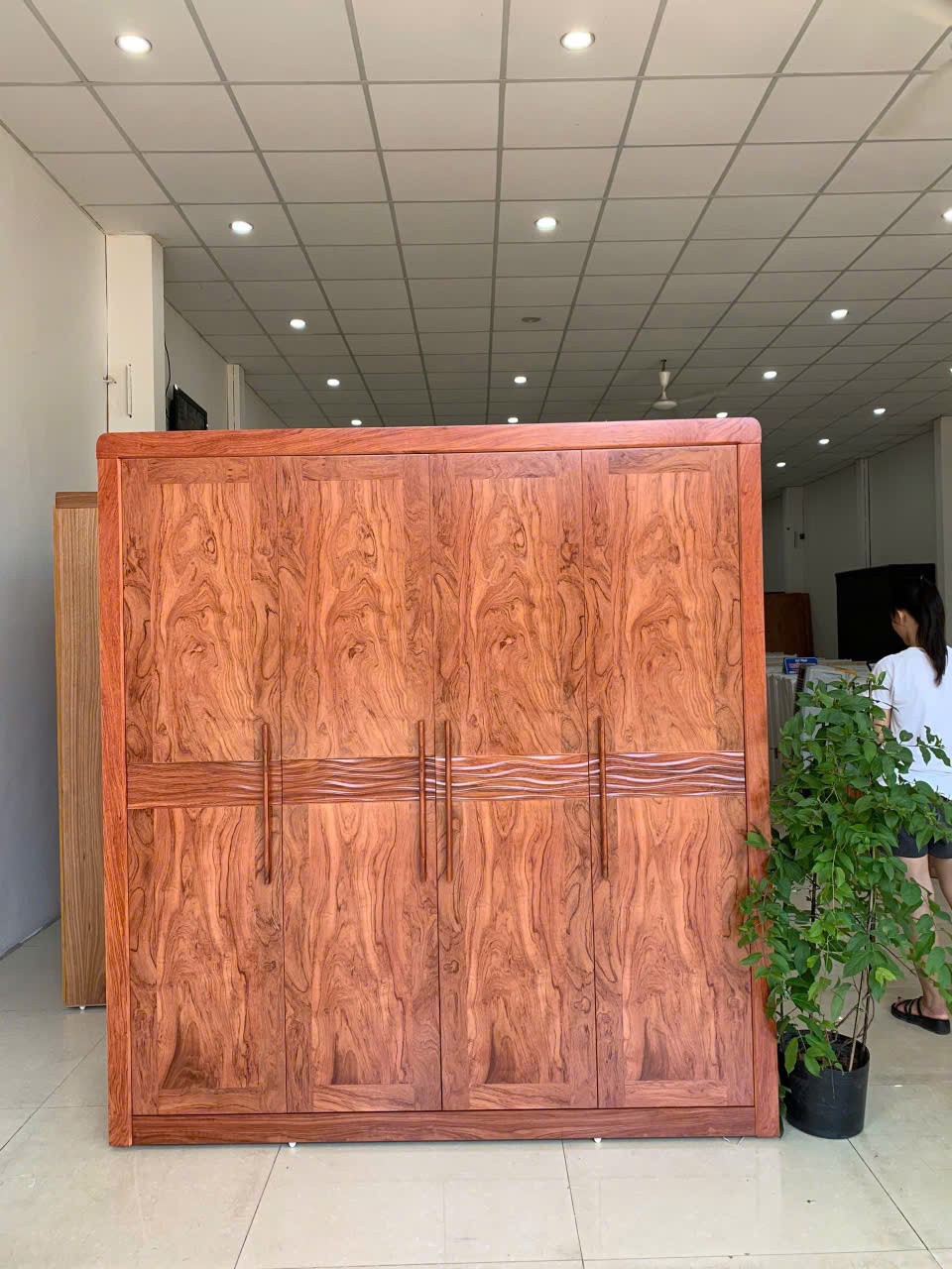 Tủ Quần Áo 4 Cánh Chạm Sóng Hiện Đại