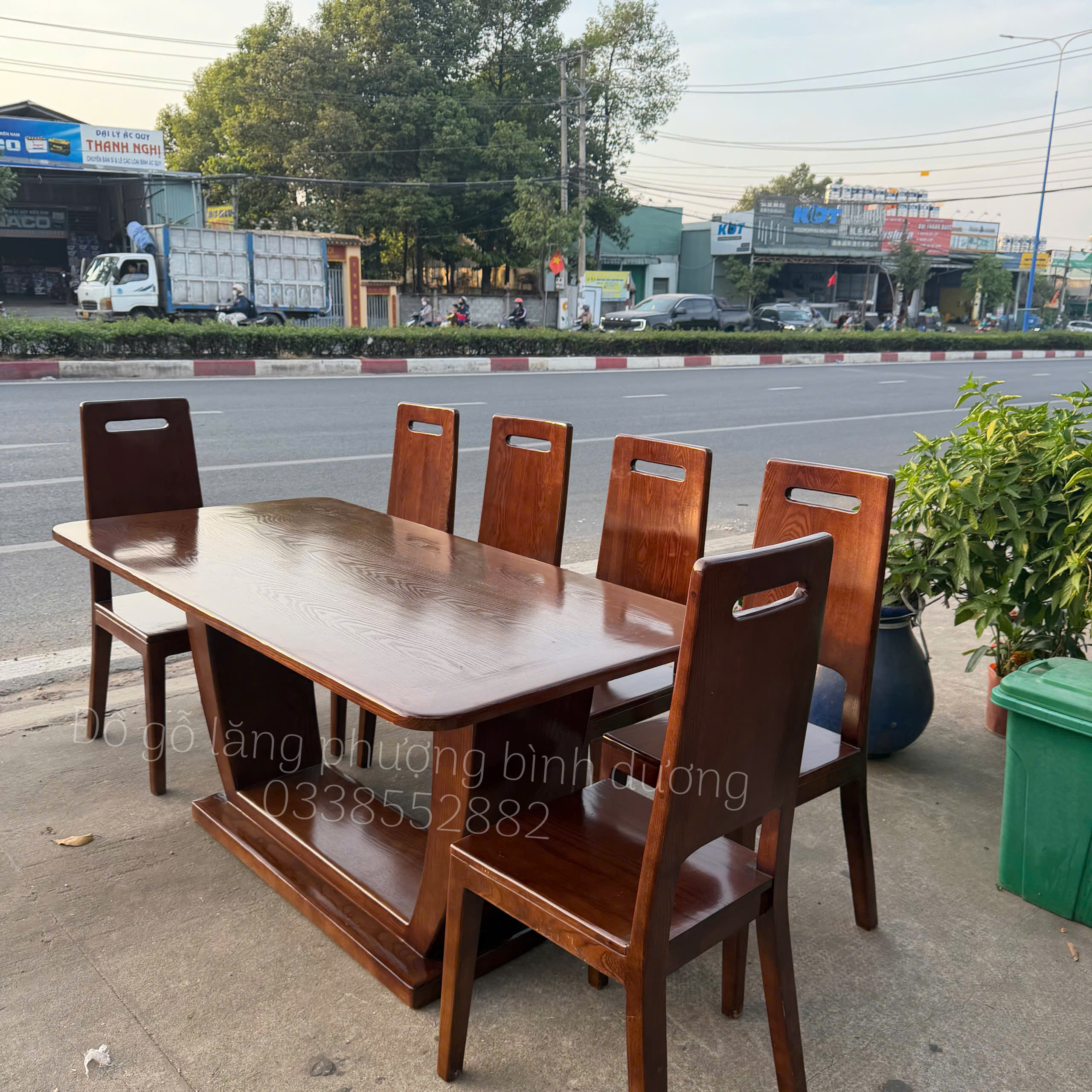 Bàn ăn gỗ sồi màu óc chó