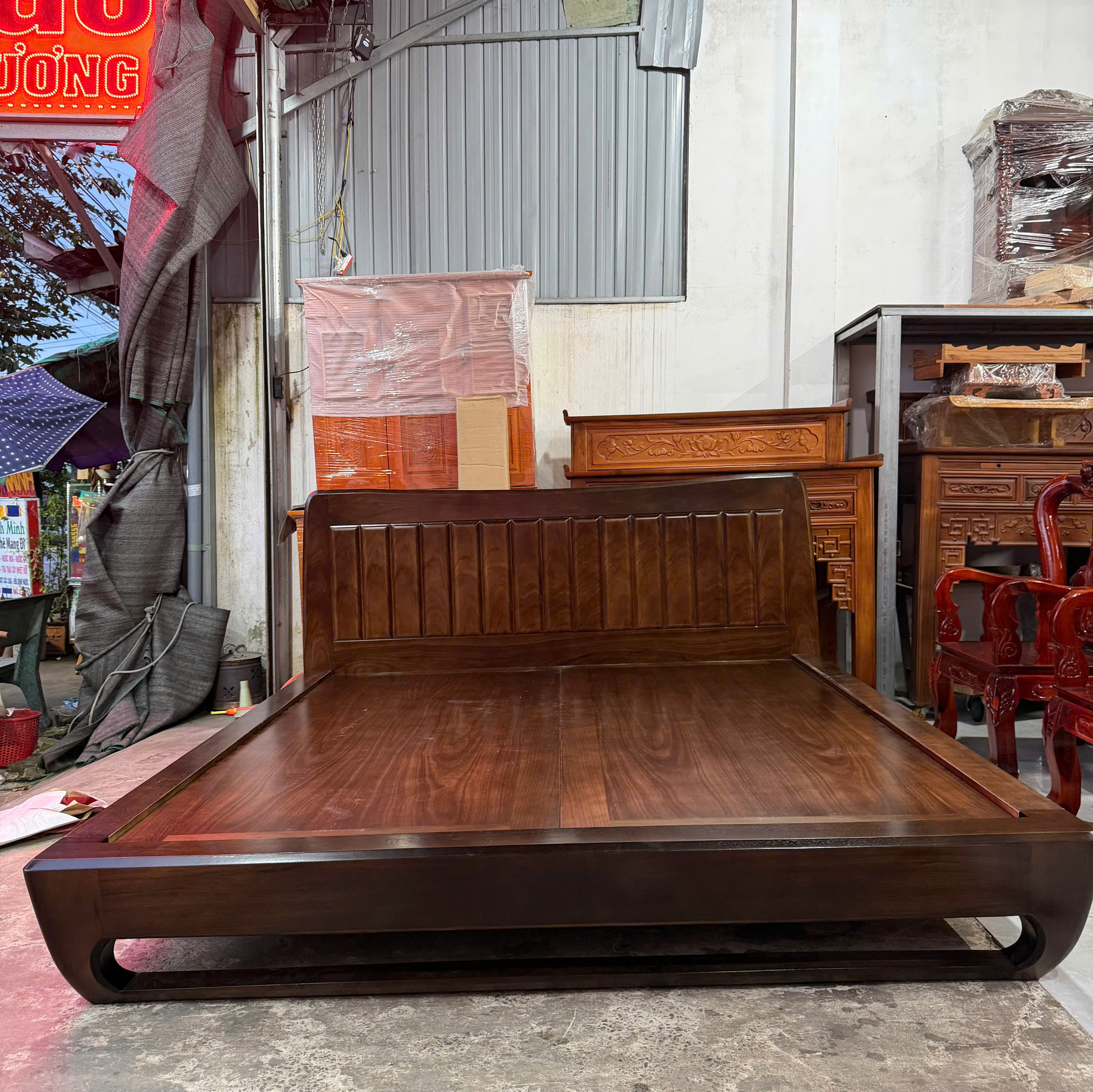 Giường gỗ hương xám chân cong nan cao cấp Sơn màu óc chó 